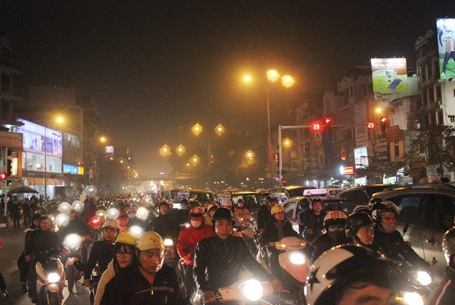 Hà Nội: Ngàn người đội mưa ngồi giữa đường cầu an - 10 1 bạn trẻ đứng trên cầu vượt Ngã Tư Sở cầu an