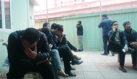 Hà Nội: Xếp hàng từ tờ mờ sáng để mua vắc xin “5 trong 1” - 8 Nhiều người tỏ ra mệt mỏi vì phải chờ quá lâu...