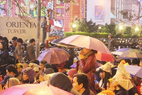 Hà Nội: Ngàn người đội mưa ngồi giữa đường cầu an - 7 Biển người đã bất chấp mưa rét cùng chắp tay vái vọng cầu an...
