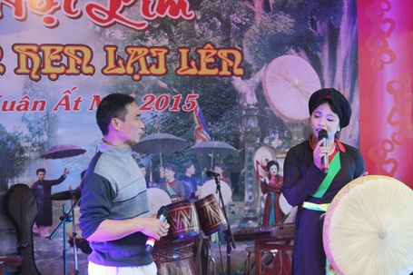 Không để liền anh liền chị hội Lim “ngả nón xin tiền” - 10 Nhiều sân khấu hát quan họ đã tổ chức biểu diễn phục vụ du khách.