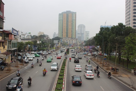 Hà Nội: Cây mới trồng trên phố Nguyễn Chí Thanh lớn “như thổi” qua 1 đêm - 2 Hàng cây mới trồng có dáng cột điện khiến phố Nguyễn Chí Thanh trở lên trơ trọi...