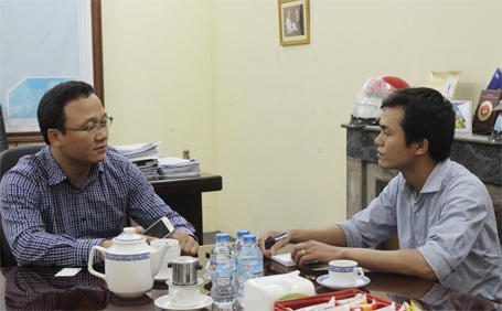 Tiến sỹ Khuất Việt Hùng (bìa trái) trao đổi với PV Dân trí