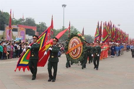 Chủ tịch nước cùng nhân dân dâng hương tưởng nhớ các Vua Hùng - 1 Đi đầu là 2 tiêu binh mang Quốc kỳ và cờ Hội