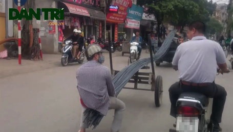 Nhiều người đi đường hốt hoảng nhìn siêu xe