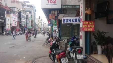 Hà Nội: Hai ngôi nhà “lạ” trên phố Tôn Đức Thắng - 4 Ngôi nhà số 162 cũng chiếm hết vỉa hè