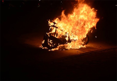 Chỉ trong vòng 15 phút, chiếc xe ga đắt tiền chỉ còn trơ khung sắt