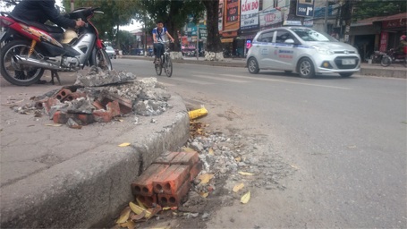 Phá bỏ những “cái bẫy” nguy hiểm trên đường phố Hà Nội - 2 Hàng loạt đường dẫn lên xuống vỉa hè tự chế như này đã bị phá bỏ..