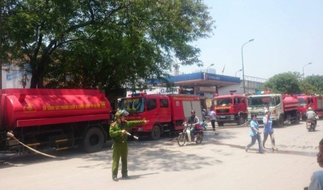 Hà Nội: 7 xe cứu hỏa dập đám cháy tại công ty in - 6 7 xe cứu hỏa đã được điều đến hiện trường...