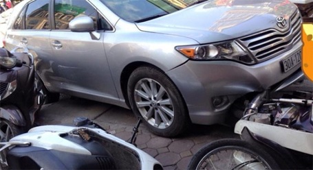 Hà Nội: Ô tô đâm loạn xạ trên phố, tài xế vẫn “ngủ ngon” - 3 2 xe máy vẫn nằm trên vỉa hè sau cú húc của xe ô tô 7 chỗ (nguồn ảnh otofun.net)