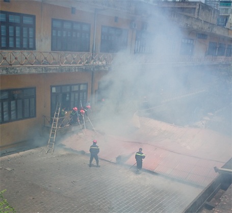 Hà Nội: 7 xe cứu hỏa dập đám cháy tại công ty in - 4 Lực lượng PCCC phải phá mái tôn để cho khói thoát ra...