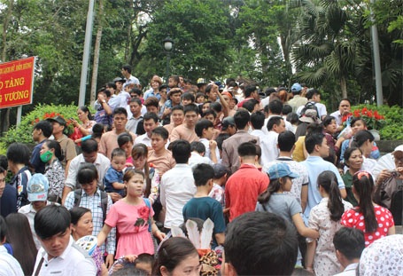 "Đu cây", leo dốc, chen lấn nghẹt thở tại lễ hội Đền Hùng - 6 Mọi ngả đường đều nêm chặt người