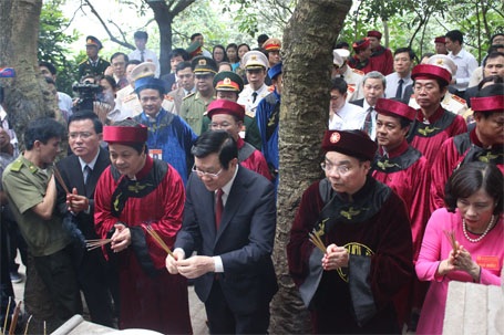 Chủ tịch nước cùng nhân dân dâng hương tưởng nhớ các Vua Hùng - 11 Chủ tịch nước dâng hương tại Lăng Vua Hùng