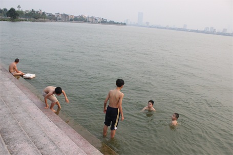 Nhiều người đổ xô ra Hồ Tây tắm để hạ nhiệt...