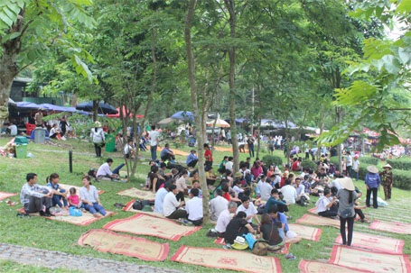 Lượng người đổ về Đền Hùng mỗi lúc một đông