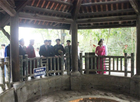 Chủ tịch nước cùng nhân dân dâng hương tưởng nhớ các Vua Hùng - 12 Chủ tịch nước thăm giếng cổ