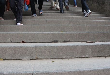 Lượng người đổ về Đền Hùng mỗi lúc một đông