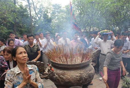 "Đu cây", leo dốc, chen lấn nghẹt thở tại lễ hội Đền Hùng - 13 Vất vả mới lên tới nơi để dâng hương...