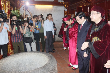 Chủ tịch nước cùng nhân dân dâng hương tưởng nhớ các Vua Hùng - 13 Chủ tịch nước dâng hương tại Đền Giếng