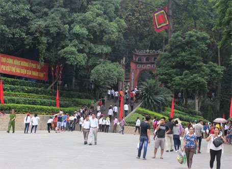 Lượng người đổ về Đền Hùng mỗi lúc một đông