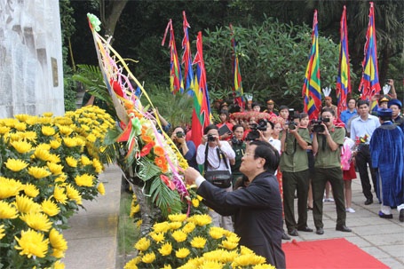 Chủ tịch nước cùng nhân dân dâng hương tưởng nhớ các Vua Hùng - 14 Chủ tịch nước dâng hương tại Đền Giếng