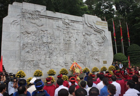 Chủ tịch nước cùng nhân dân dâng hương tưởng nhớ các Vua Hùng - 15 Chủ tịch nước dâng hương tại Đền Giếng