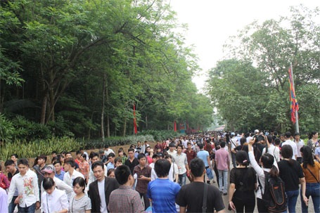 Chủ tịch nước cùng nhân dân dâng hương tưởng nhớ các Vua Hùng - 16 9h sáng, các ngả đường lên các đền của Khu Di tích Đền Hùng đã chật cứng người.