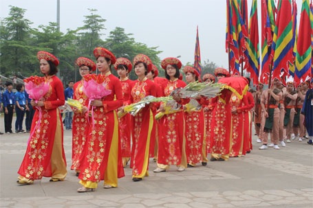 Chủ tịch nước cùng nhân dân dâng hương tưởng nhớ các Vua Hùng - 2 14 thiếu nữ mặc trang phục áo dài truyền thống mang hương, hoa