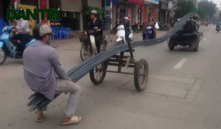 Siêu xe chạy băng băng trên đường Kim Giang...