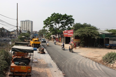 Việc thi công chủ yếu vào ban đêm để không ảnh hưởng đến sự đi lại của người dân...