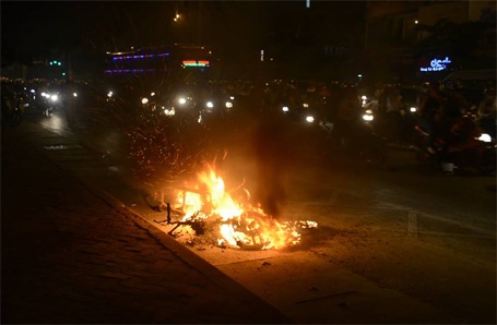 Chỉ trong vòng 15 phút, chiếc xe ga đắt tiền chỉ còn trơ khung sắt