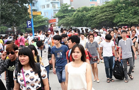 Hỗn loạn cảnh vượt rào vào Công viên nước Hồ Tây tắm - 2 Đường dẫn vào công viên đã rất đông ngay từ sớm