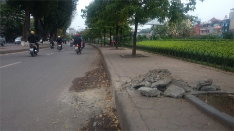 Phá bỏ những “cái bẫy” nguy hiểm trên đường phố Hà Nội - 3 Hàng loạt đường dẫn lên xuống vỉa hè tự chế như này đã bị phá bỏ..