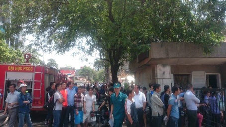 Hà Nội: 7 xe cứu hỏa dập đám cháy tại công ty in - 7 Rất đông người dân theo dõi công tác chữa cháy...