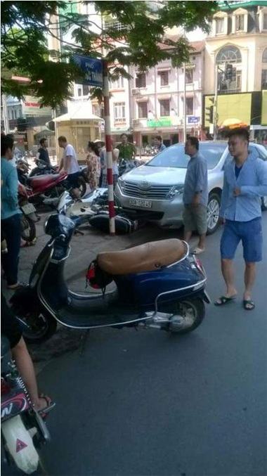 Hà Nội: Ô tô đâm loạn xạ trên phố, tài xế vẫn “ngủ ngon” - 1 Hiện trường vụ tai nạn