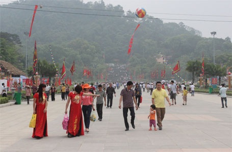 Lượng người đổ về Đền Hùng mỗi lúc một đông