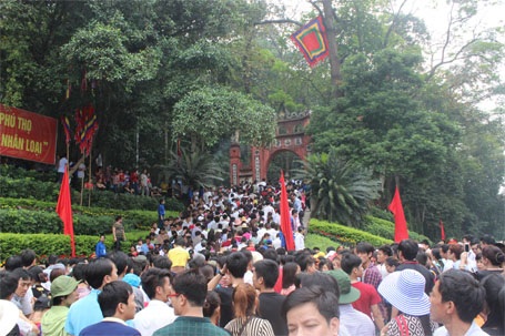 "Đu cây", leo dốc, chen lấn nghẹt thở tại lễ hội Đền Hùng - 1 Trước cổng chính Đền Hùng chật cứng người