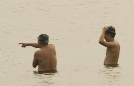 Người đàn ông này cho biết, phải chuẩn chiếc can nhựa để phòng thân...