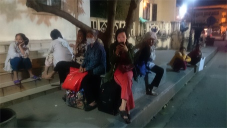 Khói bốc nghi ngút tại Bệnh viện Bạch Mai, bệnh nhân hoảng loạn sơ tán - 5 Đến 23h đêm, bệnh nhân và người nhà vẫn còn vạ vật...