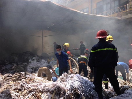 Hà Nội: 7 xe cứu hỏa dập đám cháy tại công ty in - 8 Nhiều đồ đạc phía trong xưởng bị thiêu rụi