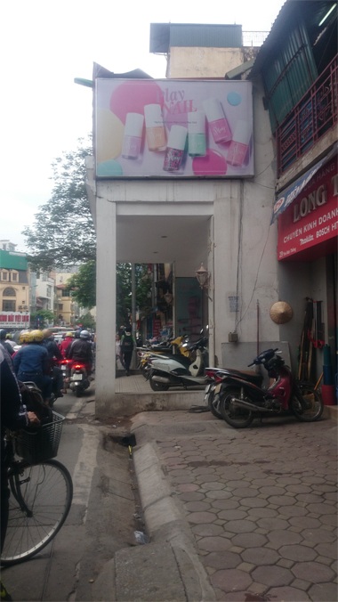 Hà Nội: Hai ngôi nhà “lạ” trên phố Tôn Đức Thắng - 1 2 trụ của ngôi nhà số 27 bám xuống cả lòng đường