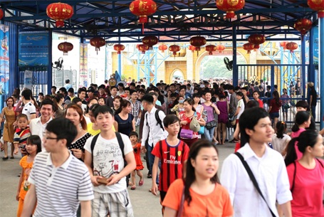 Hỗn loạn cảnh vượt rào vào Công viên nước Hồ Tây tắm - 3 Bên trong công viên đã chật cứng người
