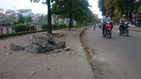 Phá bỏ những “cái bẫy” nguy hiểm trên đường phố Hà Nội - 1 Hàng loạt đường dẫn lên xuống vỉa hè tự chế như này đã bị phá bỏ..