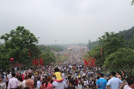 "Đu cây", leo dốc, chen lấn nghẹt thở tại lễ hội Đền Hùng - 4 Sân Trung tâm Đền Hùng gần như không còn chỗ trống