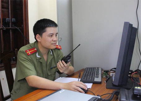 Hàng chục “mắt thần” an ninh giăng khắp Đền Hùng - 2 Chiến sĩ trực theo dõi an ninh qua màn hình.