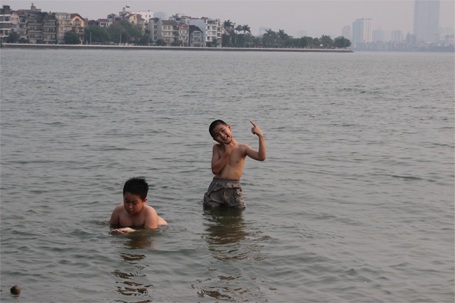 Những đứa trẻ tỏ vẻ thích thú khi được bơi lội tại đây