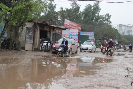 Con đường “khổ ải” bậc nhất Hà Nội đã được “hồi sinh” - 4 Hình ảnh con đường khổ ải khi chưa được hồi sinh