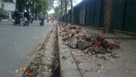 Phá bỏ những “cái bẫy” nguy hiểm trên đường phố Hà Nội - 4 Hàng loạt đường dẫn lên xuống vỉa hè tự chế như này đã bị phá bỏ..