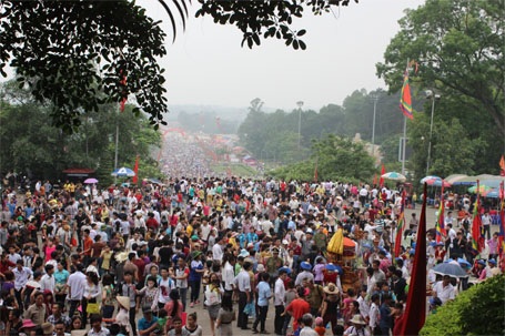 "Đu cây", leo dốc, chen lấn nghẹt thở tại lễ hội Đền Hùng - 5 Sân Trung tâm Đền Hùng gần như không còn chỗ trống