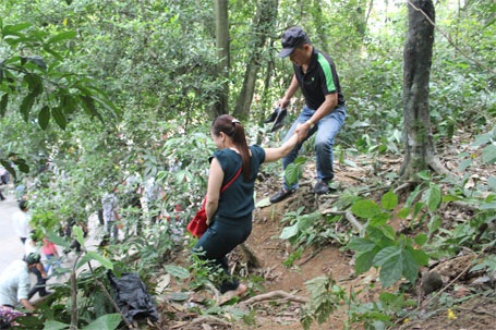 "Đu cây", leo dốc, chen lấn nghẹt thở tại lễ hội Đền Hùng - 14 Các em nhỏ cũng leo dốc