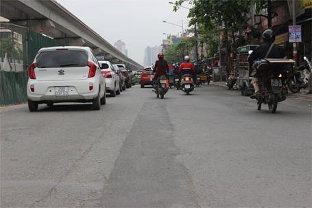 Phá bỏ những “cái bẫy” nguy hiểm trên đường phố Hà Nội - 5 Hàng loạt đường dẫn lên xuống vỉa hè tự chế như này đã bị phá bỏ..